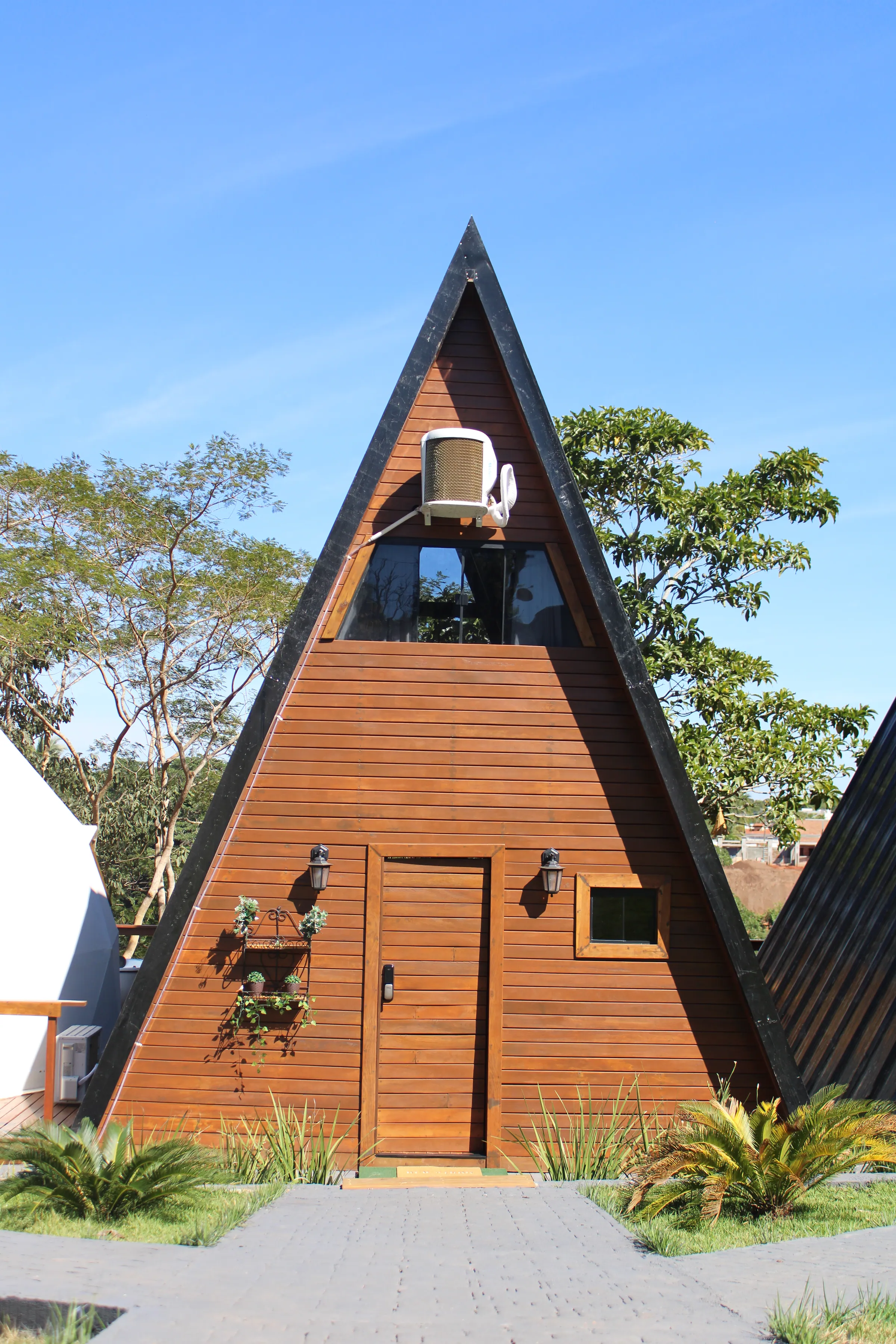 Chalé A-frame em madeira ao sol