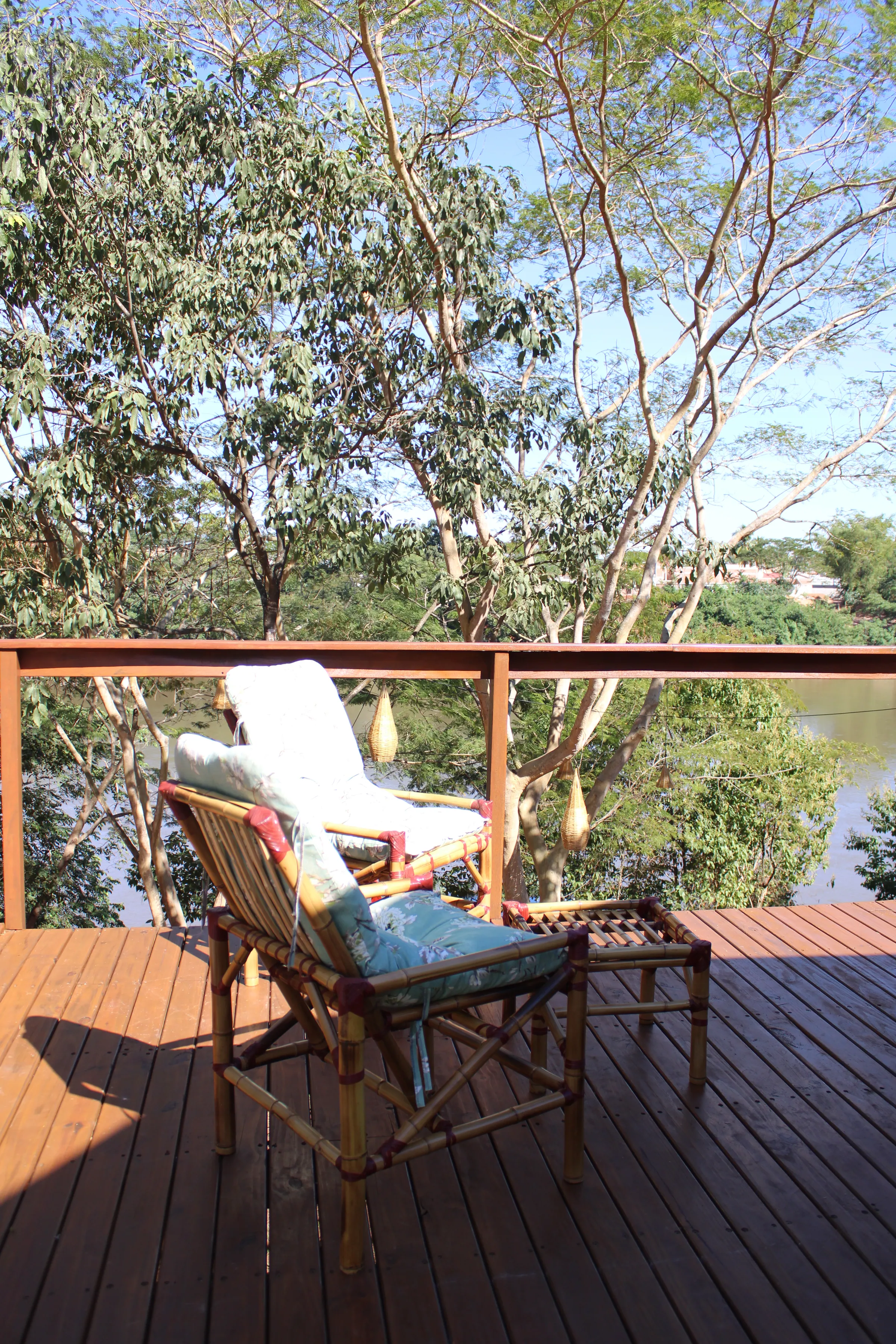 Poltrona no deck com vista para o rio — Entrerios
