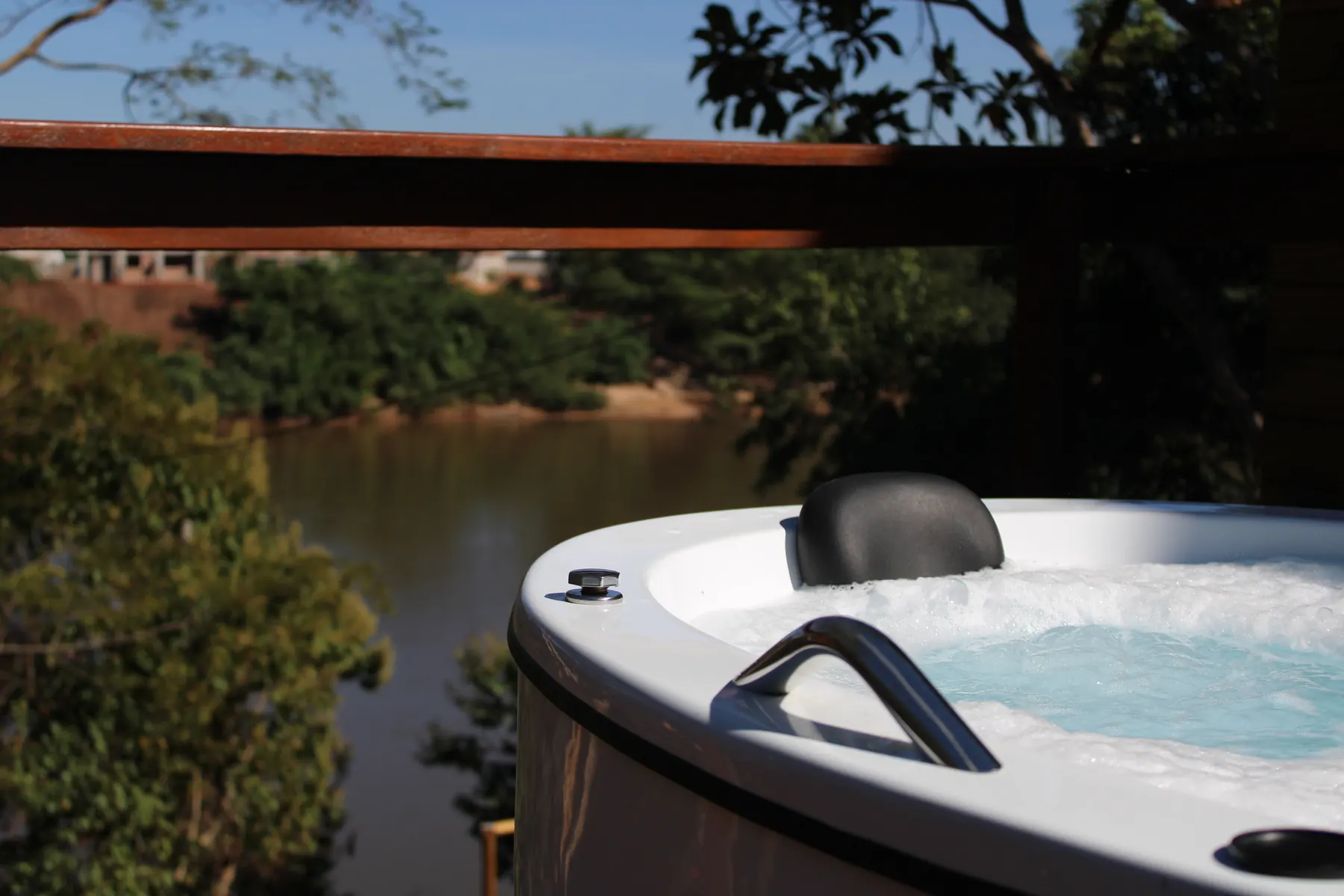 Hidromassagem do Domo Aurora com vista para o rio Araguaia