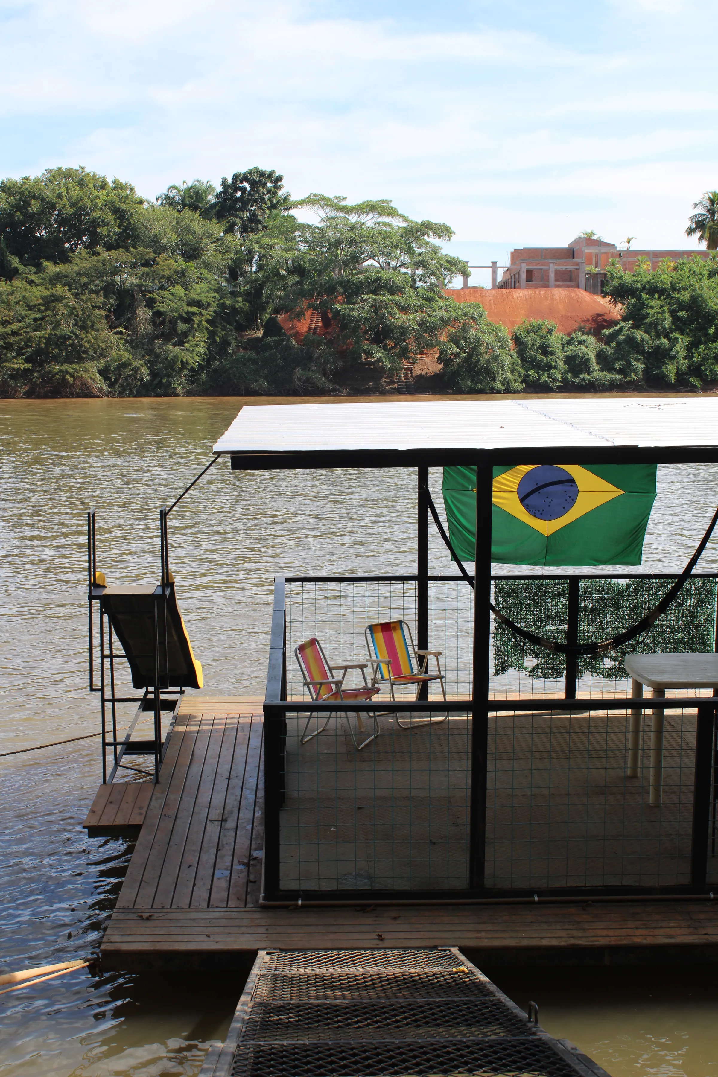 Deck e píer do flutuante sobre o rio Araguaia