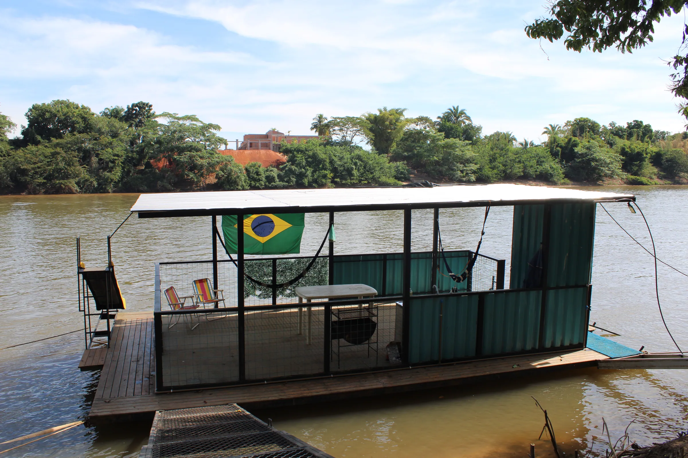 Flutuante ancorado no rio Araguaia