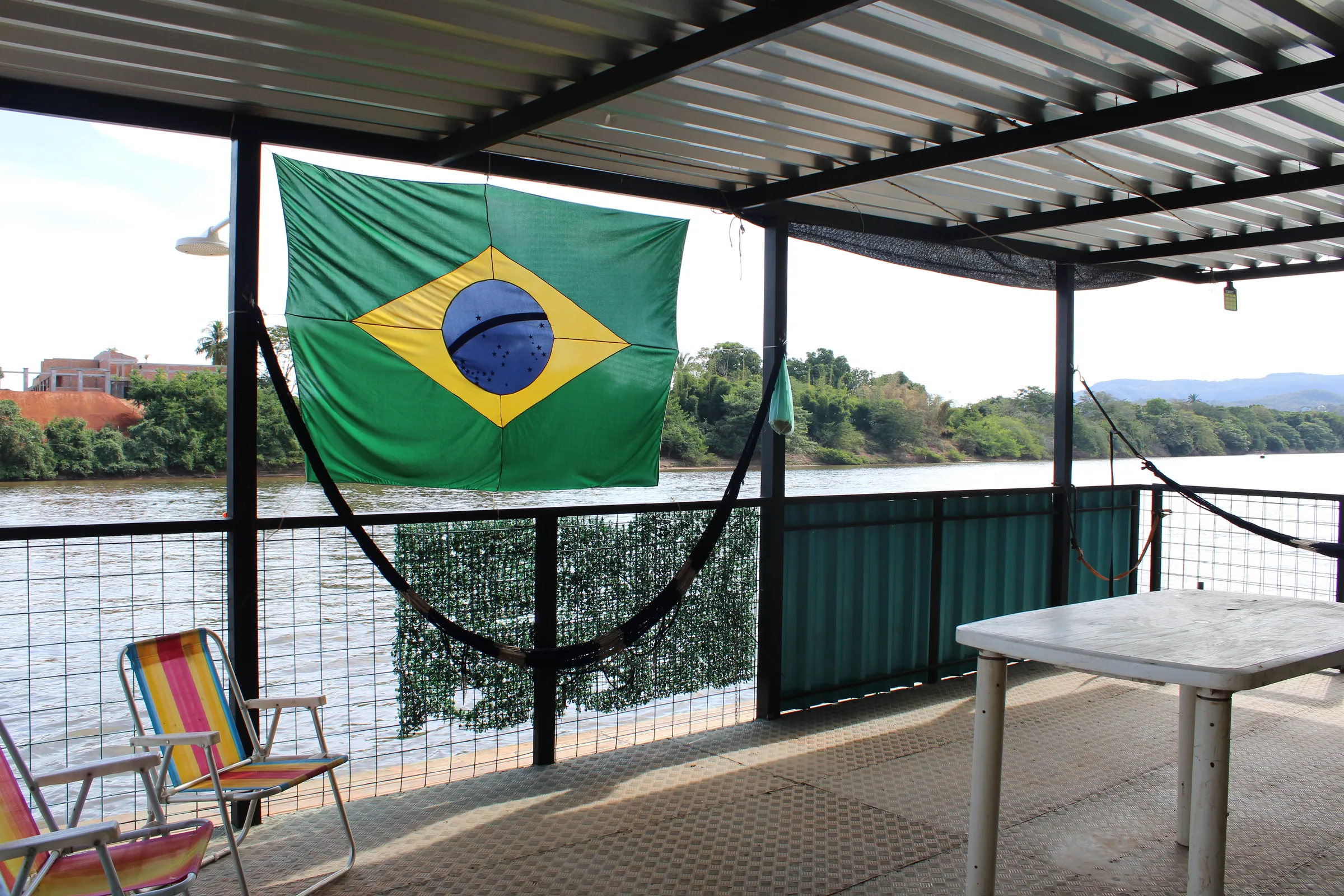 Área coberta do flutuante com rede e mesa