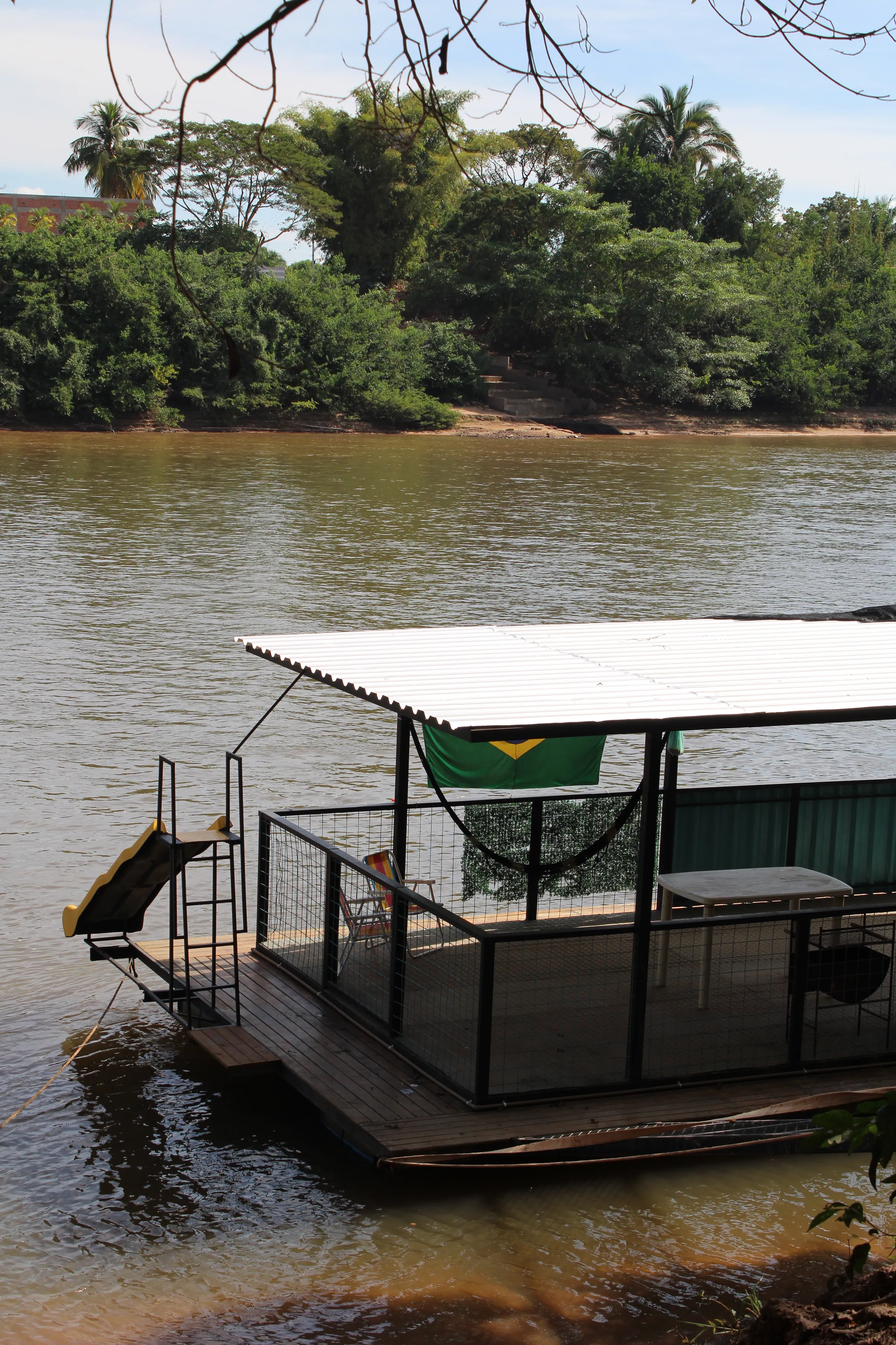 Flutuante ancorado no rio Araguaia visto da margem