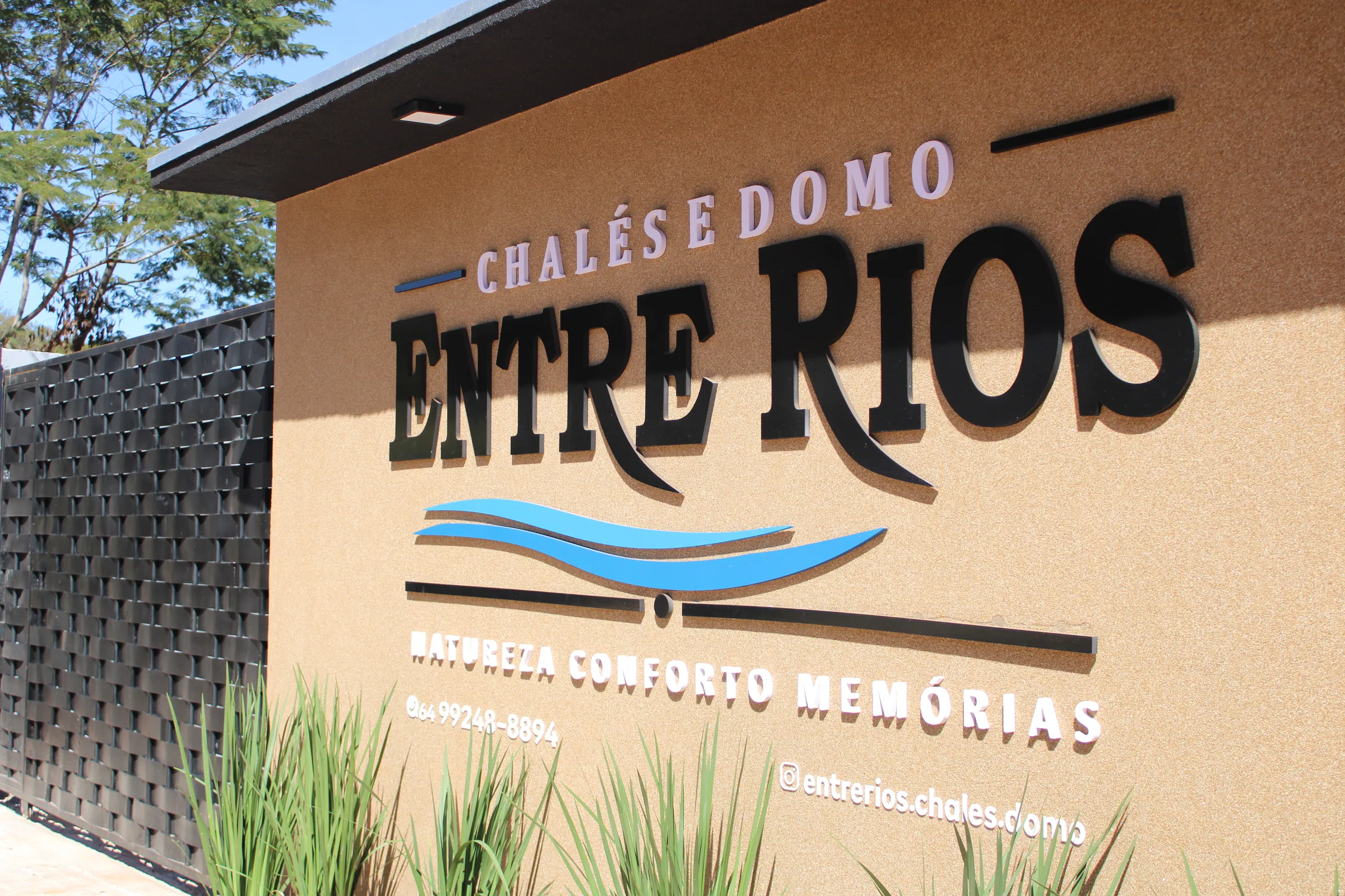 Placa de entrada do Entre Rios Chalés e Domo