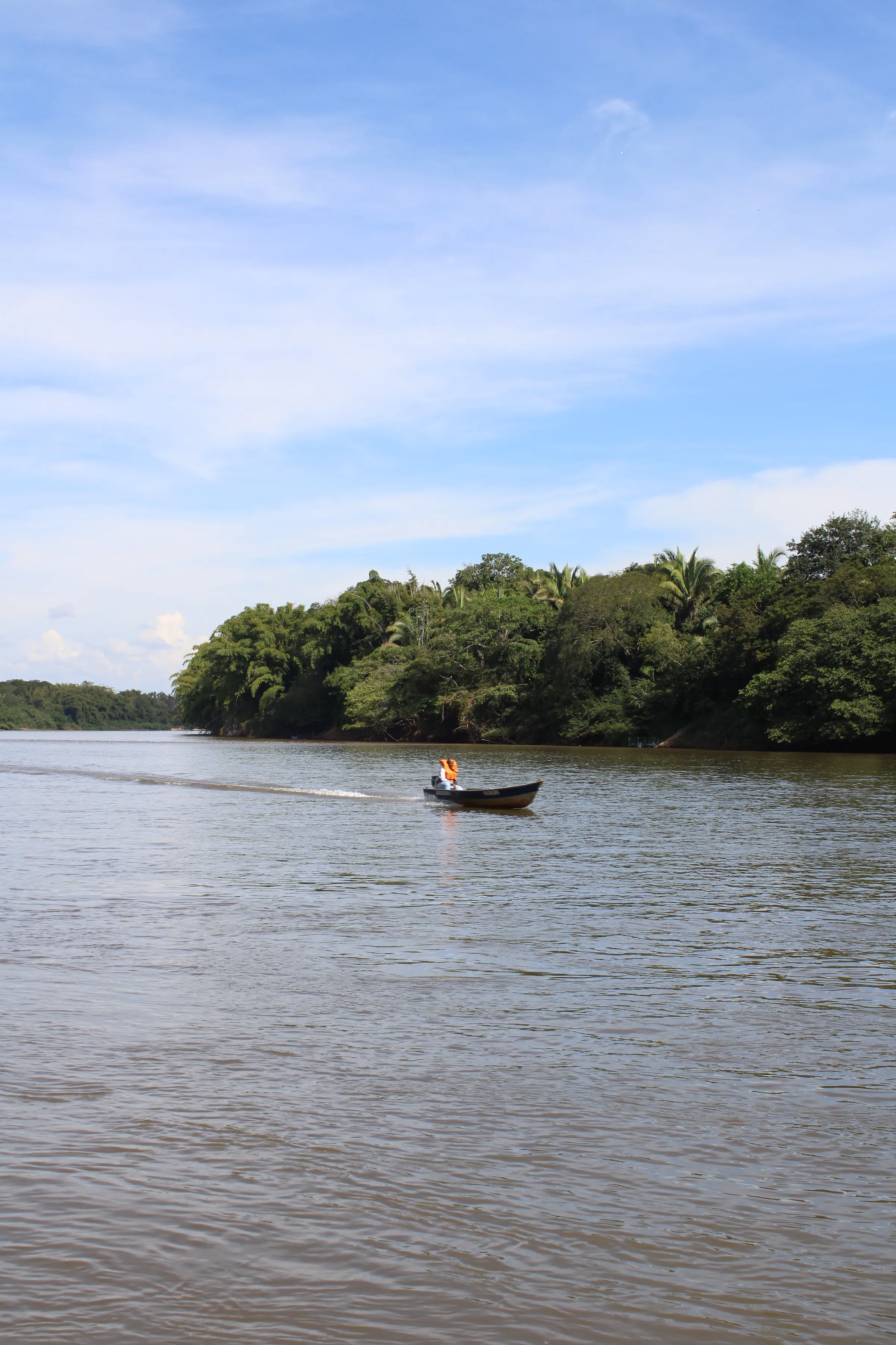 Barco cruzando o rio Araguaia